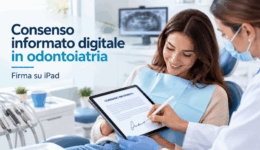 paziente di studio odontoiatria con dentista che mostra come firmare su iPad