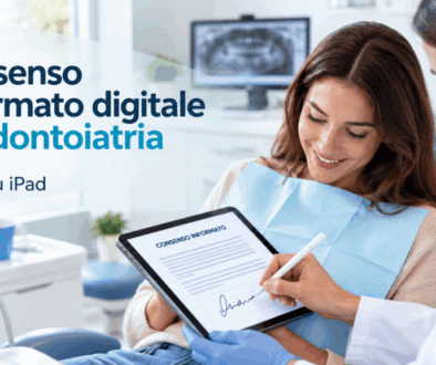 paziente di studio odontoiatria con dentista che mostra come firmare su iPad