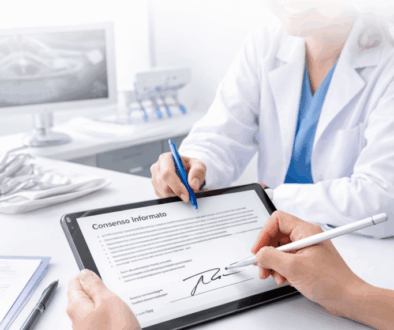 il paziente in studio dentista firma su tablet il consenso informato